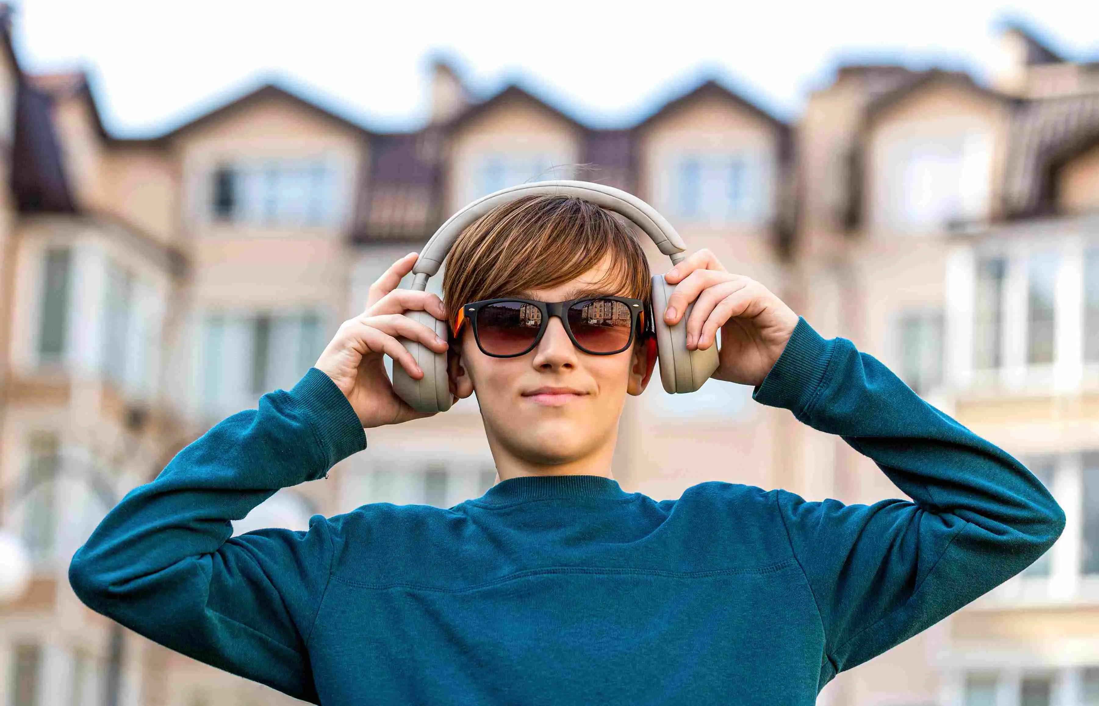 jongen met koptelefoon